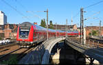 Angeführt von einem Steuerwagen der 2. Klasse in vierter Generation trifft ein aus fünf Dostos und einer 182 bestehender Zug in Berlin Hbf auf Gleis 14 ein.
Fotostandort am Ende des Bahnsteigs 13/14.

🧰 DB Regio Nordost
🚝 RE 3129 (RE 2) Berlin Ostbahnhof–Nauen
🕓 13.8.2024 | 18:36 Uhr