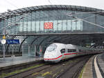 Tz 702 fährt als ICE 9590 pünktlich aus dem Berliner Hbf und tritt seine Reise nach Paris an.