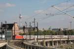 Hier kommt ein IC in den Berliner Hauptbahnhof gefahren.