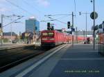 112 119 schiebt am 28.09.08 ihren RE nach Cottbus aus dem Hbf Berlin heraus.