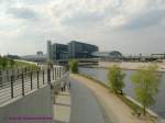 Der Berliner Hauptbahnhofes, mit der Spree im Vordergrund, wurde 2006 erffnet.