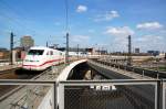 Eine Doppeleinheit ICE 2 verlsst am 09.04.09 den Berliner Hbf Richtung Ostbahnhof.