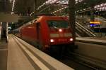 DB 101 124-6 mit IC am 25.10.2008 im Berliner Hbf tief.