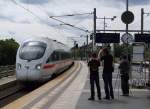 Ein dnischer ICE-TD kommt hier gerade in den Hbf von Berlin reingefahren.