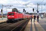 112 121-9 kommt hier mit dem RE2 von Cottbus nach Rathenow in den Hbf von Berlin reingefahren.