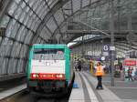 E 186 241-6 wird fr die Fahrt nach Warschau sauber gemacht. Aufgenommen am 11.7.2009 in Berlin Hbf.