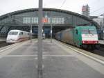 ICE2 und 186 130 warten im Berliner Hauptbahnhof auf die Abfahrt.05.02.2011.