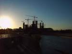 Der Lehrter Stadtbahnhof abends im Gegenlicht.