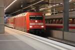 101 139 mit dem EC nach Prag am Haken bei der Einfahrt in den Berliner Hauptbahnhof(Tief)16.07.2011.