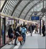 Bahnalltag in Berlin -     S-Bahn am Berliner Hauptbahnhof.