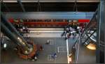 Fahrgastwechsel in der Tiefe -     Blick von der oberen Bahnsteigebene in die Tiefebene des Berliner Hauptbahnhofes,     17.08.2011 (M)