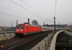 Hier 101 111-3 mit IC146 von Berlin Ostbahnhof nach Schiphol Airport, bei der Einfahrt am 28.1.2012 in Berlin Hbf.