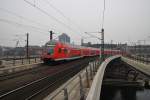 Hier ein RE1 von Frankfurt(Oder) nach Magdeburg Hbf., bei der Einfahrt am 28.1.2012 in Berlin Hbf.