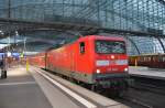 Hier 112 112-8 mit einem RE1 von Magdeburg Hbf. nach Frankfurt(Oder), bei der Ausfahrt am 28.1.2012 aus Berlin Hbf.