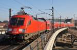 Hier 182 005-9 mit einem RE2 von Wittenberge nach Cottbus, bei der Ausfahrt am 30.1.2012 aus Berlin Hbf.