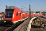 Hier ein RE1 von Berlin Charlottenburg nach Frankfurt(Oder), bei der Ausfahrt am 30.1.2012 aus Berlin Hbf.