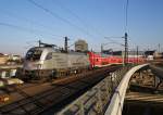 Hier 182 004-2 mit einem RE2 von Cottbus nach Wittenberge, bei der Einfahrt am 30.1.2012 in Berlin Hbf.