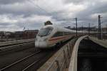 Hier 411 081-2  Horb am Neckar  als ICE1548 von Berlin Ostbahnhof nach Kln/Bonn Flughafen mit 411 077-0  Rahtenow  als ICE1538 von Berlin Ostbahnhof nach Kln Hbf., bei der Einfahrt am 25.2.2012 in