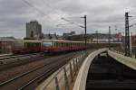 Hier links 481 132-2 als eine S5 von Strausberg Nord nach Berlin Spandau und rechts 481 576-5 als eine S7 von Potsdam Hbf.