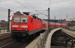 Hier 143 821-7 mit einem RE7 von Berlin Zoologischer Garten nach Zossen, bei der Ausfahrt am 6.4.2012 aus Berlin Hbf.