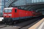 Hier 143 111-3 mit einer RB14 (RB18921) von Nauen nach Berlin Schönefeld Flughafen, bei der Ausfahrt am 30.4.2012 aus Berlin Hbf.