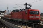 Hier 112 188 mit einem RE2 (RE37409) von Wittenberge nach Cottbus, bei der Ausfahrt am 30.4.2012 aus Berlin Hbf.