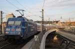 Hier 101 042-0 mit IC2431 von Emden Auenhafen nach Cottbus, bei der Ausfahrt am 30.4.2012 aus Berlin Hbf.