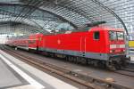 BR 143 072-7 mit einem Regionalexpress im Berliner Hauptbahnhof.