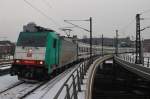 Hier 186 241-6 mit einem BWE-Leerpark, bei der Durchfahrt am 15.12.2012 durch Berlin Hbf., in Richtung Berlin Zoologischer Garten.