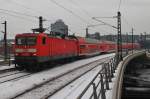 Hier 114 040-9 mit einem RE2 (RE37363) von Cottbus nach Wismar, bei der Einfahrt am 15.12.2012 in Berlin Hbf.