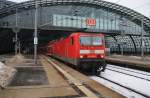 Hier 143 569-2 mit einer RB14 (RB18919) von Nauen nach Berlin Schönefeld Flughafen, bei der Ausfahrt am 15.12.2012 aus Berlin Hbf.