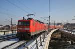 Hier 114 040-9 mit einem RE2 (RE37366) von der Hansestadt Wismar nach Cottbus, bei der Ausfahrt am 26.1.2013 aus Berlin Hbf.