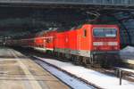 Hier 143 251-7 mit einem RE7 (RE18717) von Wünsdorf-Waldstadt nach Dessau Hbf., bei der Einfahrt am 26.1.2013 in Berlin Hbf. 