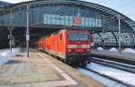 Hier 143 868-8 mit einer RB14 (RB18923) von Nauen nach Berlin Schönefeld Flughafen, bei der Ausfahrt am 26.1.2013 aus Berlin Hbf.