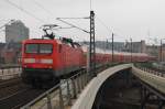 Hier 114 003-7 mit einem RE2 (RE37366) von der Hansestadt Wismar nach Cottbus, bei der Ausfahrt am 16.2.2013 aus Berlin Hbf.