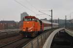 Hier 352 102-8 mit 2 Reisezugwagen, bei der Durchfahrt am 16.2.2013 durch Berlin Hbf., in Richtung Berlin Zoologischer Garten.