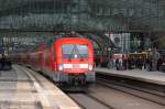 182 002 mit dem RE1 (RE 18183) von Brandenburg Hbf nach Frankfurt(Oder), bei der Ausfahrt aus dem Berliner Hbf.