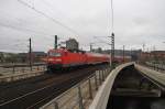 Hier 143 251-7 mit einer RB14 (RB92915) von Berlin Hbf. nach Berlin Schönefeld Flughafen, bei der Ausfahrt am 27.4.2013 aus Berlin Hbf.