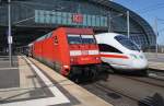 Hier links 101 053-7 mit IC2243 von Bad Bentheim nach Berlin Ostbahnhof und recht 605 519-8 als ICE35 von Berlin Ostbahnhof nach Kbenhavn H mit 605 503-2 als ICE380 von Berlin Ostbahnhof nach rhus