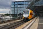 Hier 445 100-1 als RE2 (RE37368) von Wittenberge nach Berlin Ostbahnhof, bei der Ausfahrt am 27.6.2013 aus Berlin Hbf.