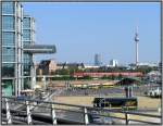 Der sdliche Eingangsbereich des Berliner Hbf vom Bahnsteig 11 aus gesehen. Rechts im Hintergrund bewegt sich gerade ein RE in Richtung Bf Berlin Friedrichstr. 21.09.06