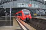 Hier 442 826-4 und 442 137-6 als RB14 (RB18915) von Nauen nach Berlin Schönefeld Flughafen, bei der Ausfahrt am 1.7.2013 aus Berlin Hbf.