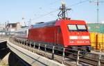 Hier 101 004-0 mit IC2431 von Emden Auenhafen nach Berlin Ostbahnhof, bei der Ausfahrt am 6.7.2013 aus Berlin Hbf.