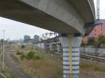 Blick auf den Hauptbahnhof vom Norden aus. Standort: Perleberger Brcke. Oben zu sehen die Strecke Richtung Gesundbrunnen. Hier fahren die Zge, die aus dem Untergeschoss des Hauptbahnhofes (Hauptbahnhof Tief) kommen. 8.10.2006