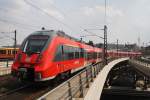 Hier 442 140-0 und 442 322-4 als RB14 (RB18917) von Nauen nach Berlin Schönefeld Flughafen, bei der Ausfahrt am 26.7.2013 aus Berlin Hbf.