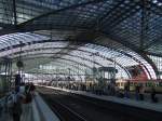 Und hier noch ein schnes Bild vom Berliner Hauptbahnhof, auf einen Schnen Sonntag nachmittag, und man sieht das es ein sehr schner Bahnhof ist