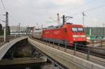 Hier 101 017-2 mit IC2431 von Emden Auenhafen nach Cottbus, bei der Ausfahrt am 26.7.2013 aus Berlin Hbf.