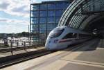 Hier 605 014-0 als ICE38 von Oesterport st nach Berlin Ostbahnhof mit 605 010-8  Wehrheim (Taunus)  als ICE381 von rhus H nach Berlin Ostbahnhof, bei der Ausfahrt am 29.9.2013 aus Berlin Hbf.