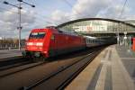 Hier 101 073-5 mit IC140 von Berlin Ostbahnhof nach Amsterdam Centraal, bei der Ausfahrt am 15.3.2014 aus Berlin Hbf. 