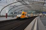 Hier 445 114-2 als RE2 (RE83975) von Cottbus nach Wismar, bei der Ausfahrt am 1.5.2014 aus Berlin Hbf.